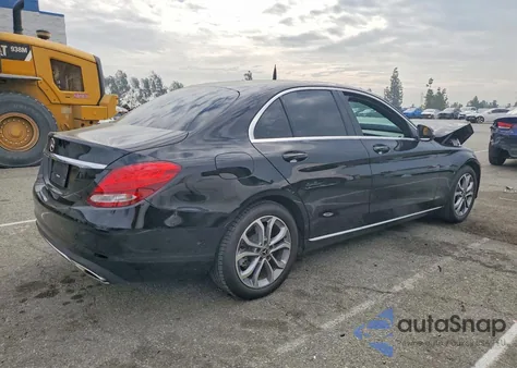 2018 Mercedes-Benz C 300 z USA, uszkodzony, nr VIN 55SWF4JB4JU241254